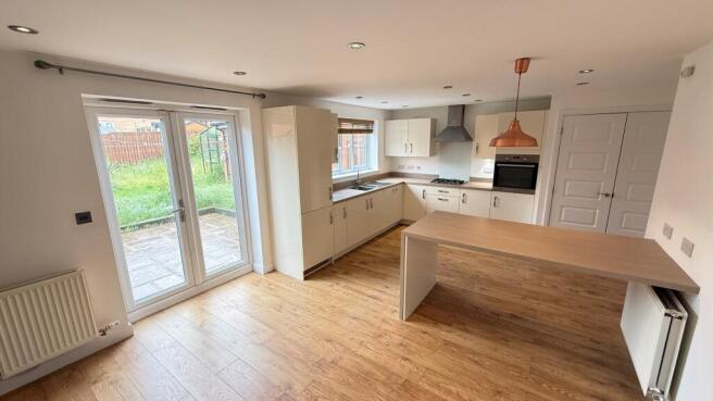 4 bed Detached to rent Image 3