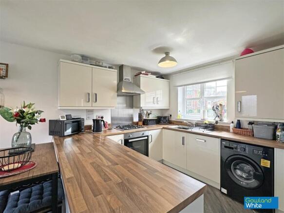 3 bed Semi-Detached for sale Image 6