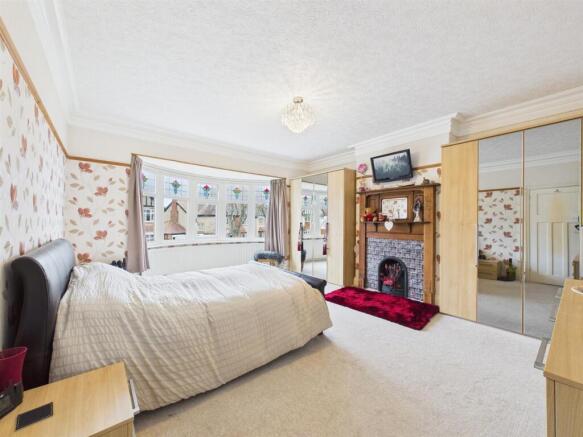 5 bed Detached for sale Image 7