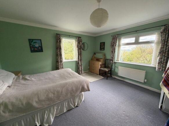 5 bed Detached for sale Image 8