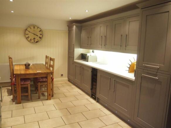 KITCHEN/DINING ROOM