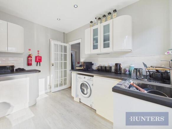 2 bed Apartment to rent Image 6