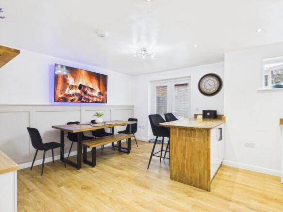 CAM03729G0-PR0285-STILL018