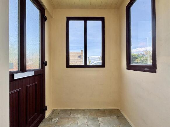 5 bed Link Detached House for sale Image 11