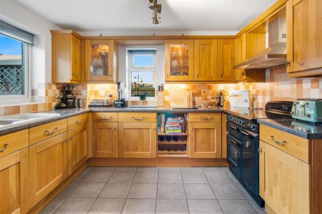 KITCHEN/DINING AREA