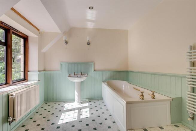Master En suite.jpg