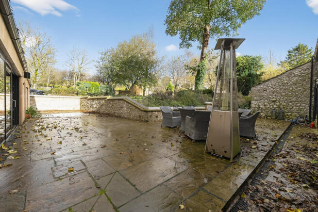 7 bed Detached for sale Image 5
