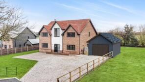 Sparlings Farm House Sparlings Farm, Chelmsford Road, Barnston CM6 1LP
