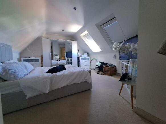 bedroom oneee.jpg