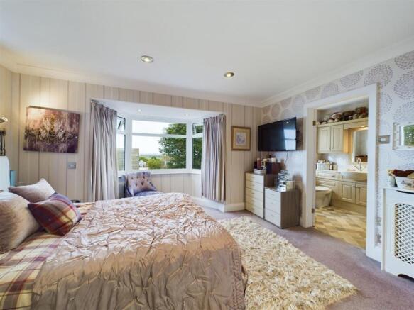 4 bed House for sale Image 9