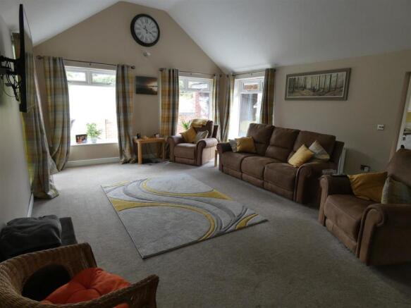 OPEN PLAN LOUNGE/DINING AREA