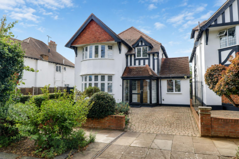 * SHORT WALK TO STATION * Hall Park Avenue, Chalkwell