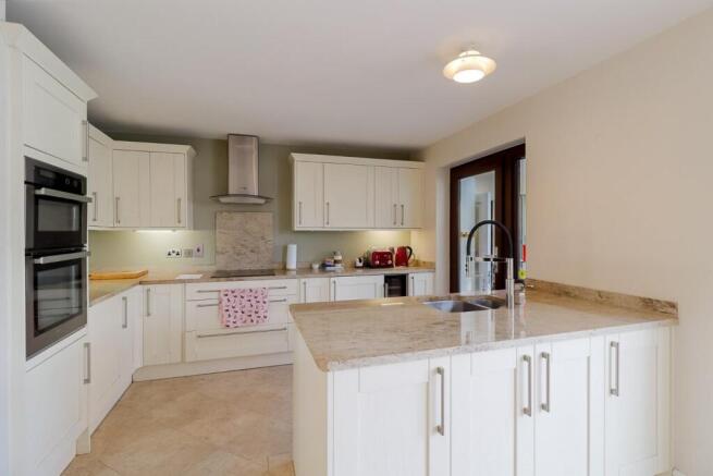 4-bed-house-prestbury (20).jpg