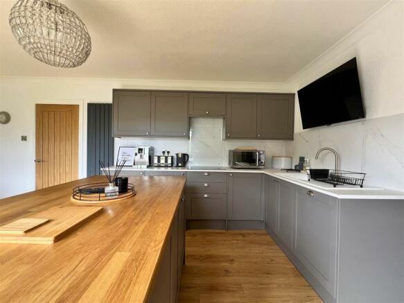 3 bed Apartment for sale Image 5