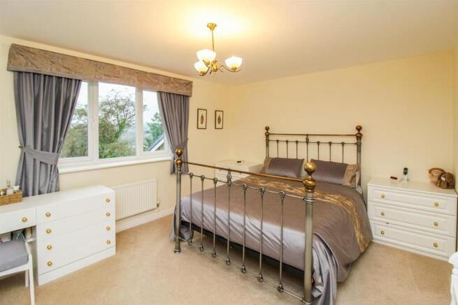 4 bed Detached for sale Image 7
