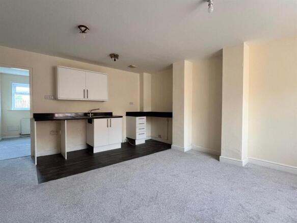 1 bed Ground Flat to rent Image 5