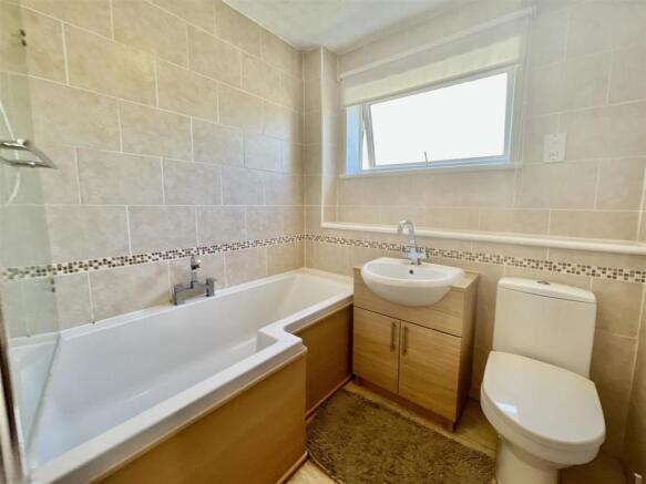 15 Brook Court Bathroom.jpg
