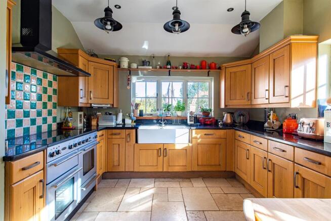 Bakers Cottage kitchen2.jpg