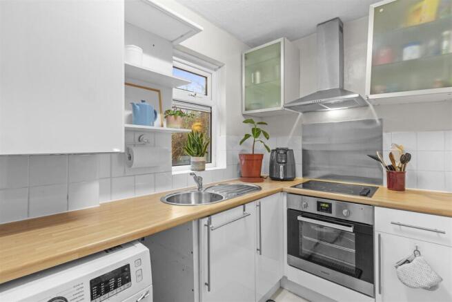 12 Baines House, Abbey Barn Rd, HP11 1RJ-3.jpg