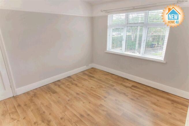 MAIN BEDROOM: