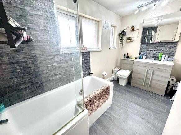 FAMILY BATHROOM