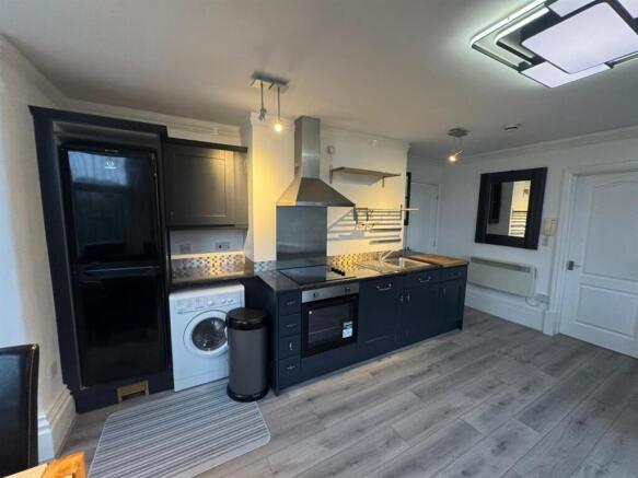 2 bed Apartment to rent Image 4