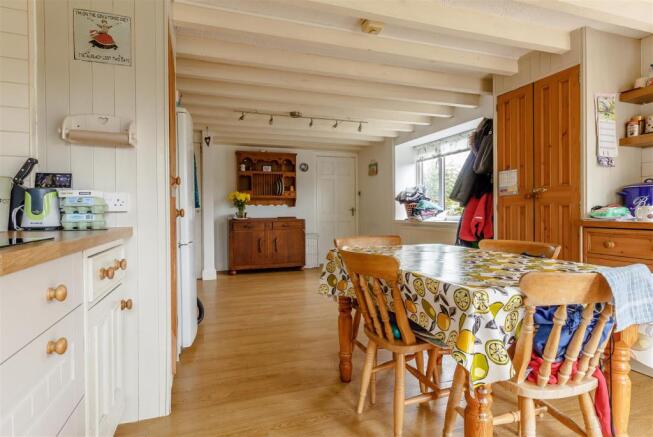 8388233-interior02.jpg