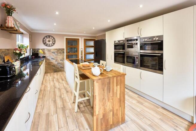 5 bed Detached for sale Image 6