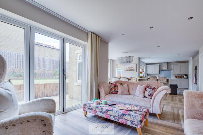 5 bed Detached for sale Image 11