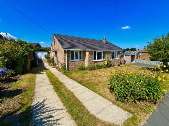 3 bed Semi-Detached Bungalow for sale in holmfirth
