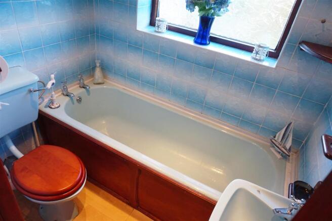 FIRST FLOOR BATHROOM