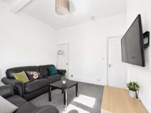 4 bed House to rent Image 6