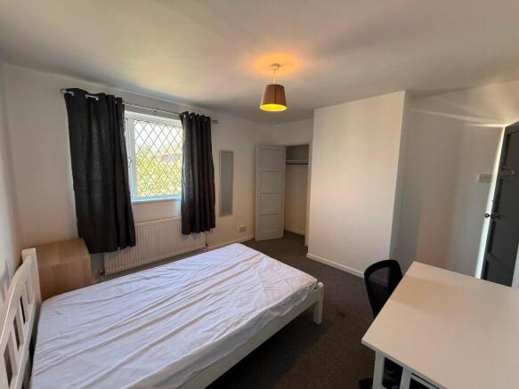 Bright, tidy double bedroom with a comfortable ...