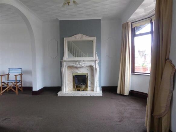 LOUNGE/DINING