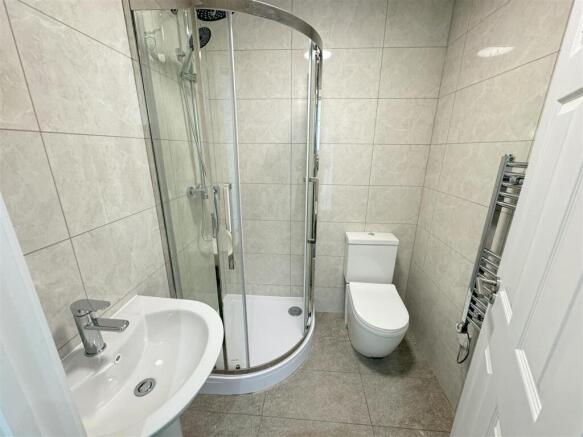 3 bed Apartment to rent Image 9