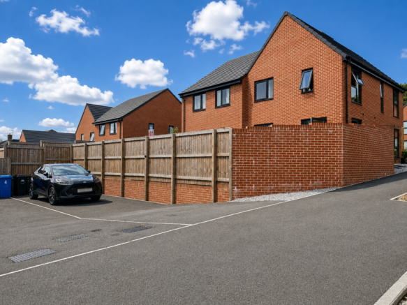 3 bed Semi-Detached to rent Image 12