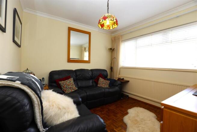 Elms Park, Miskin, Pontyclun photo 5