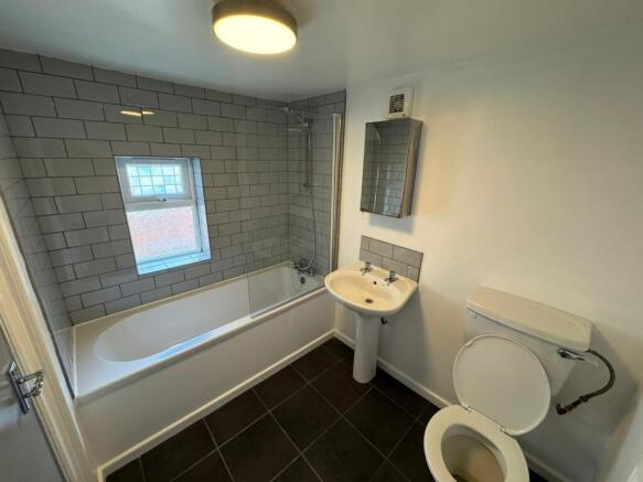 5 bed House to rent Image 4