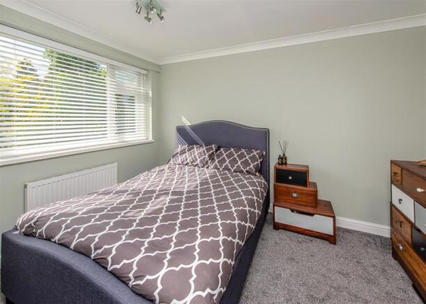 52 Manor Drive-bed2.jpg