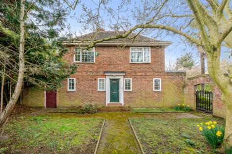 Gunnersbury Avenue, London