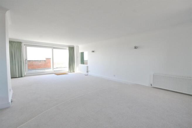 LOUNGE WITH DINING AREA