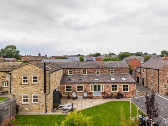 6 bed Semi-Detached for sale in leeds