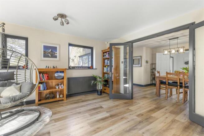 5 bed House for sale Image 8