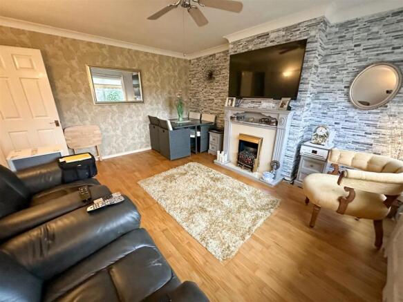 ALTERNATE VIEW OF LOUNGE