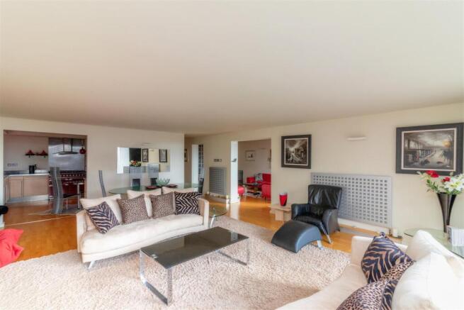 3 bed Apartment for sale Image 6