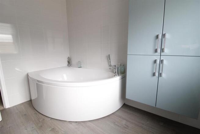 BATHROOM/WC