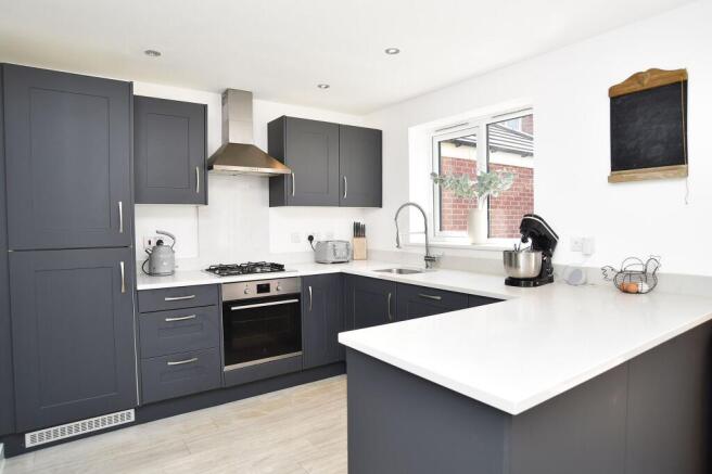 4 bed Detached to rent Image 2