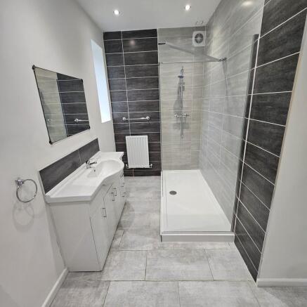 BATHROOM_PIC1 (00...