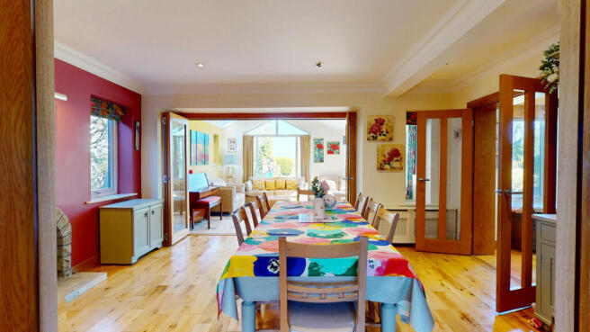 5 bed Detached for sale Image 9