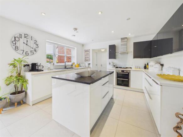 5 bed Detached for sale Image 9